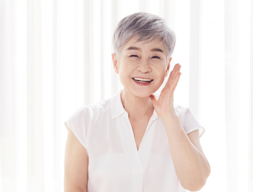의외의 안티에이징 비법 이 표정만 자주 해도 젊어진다?
